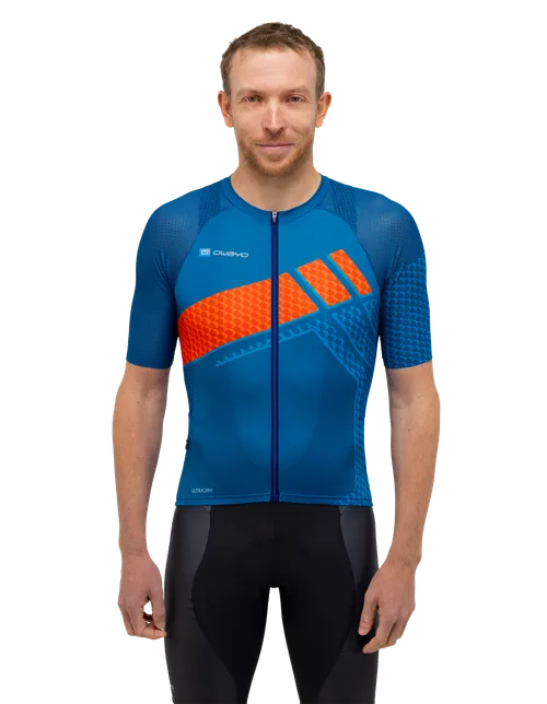 Das Model ist 180 cm groß und trägt Größe 6