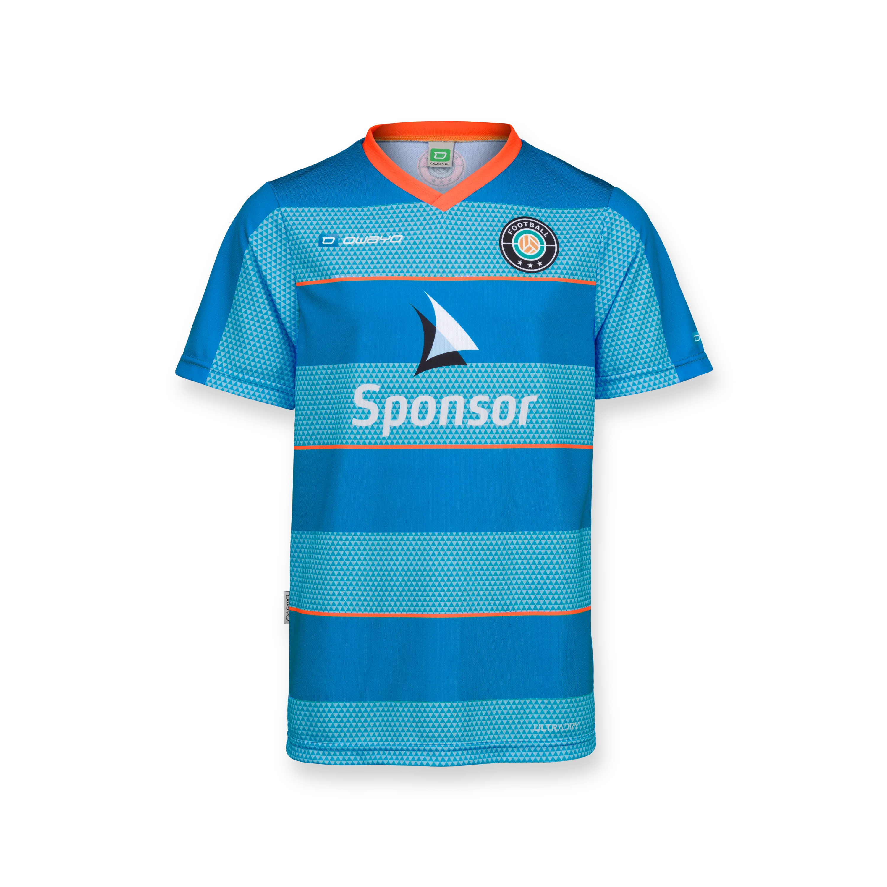 Ein blaues Kindertrikot mit orangefarbenem Kragen und horizontalen Streifen, das vorne ein Sponsorenlogo zeigt.