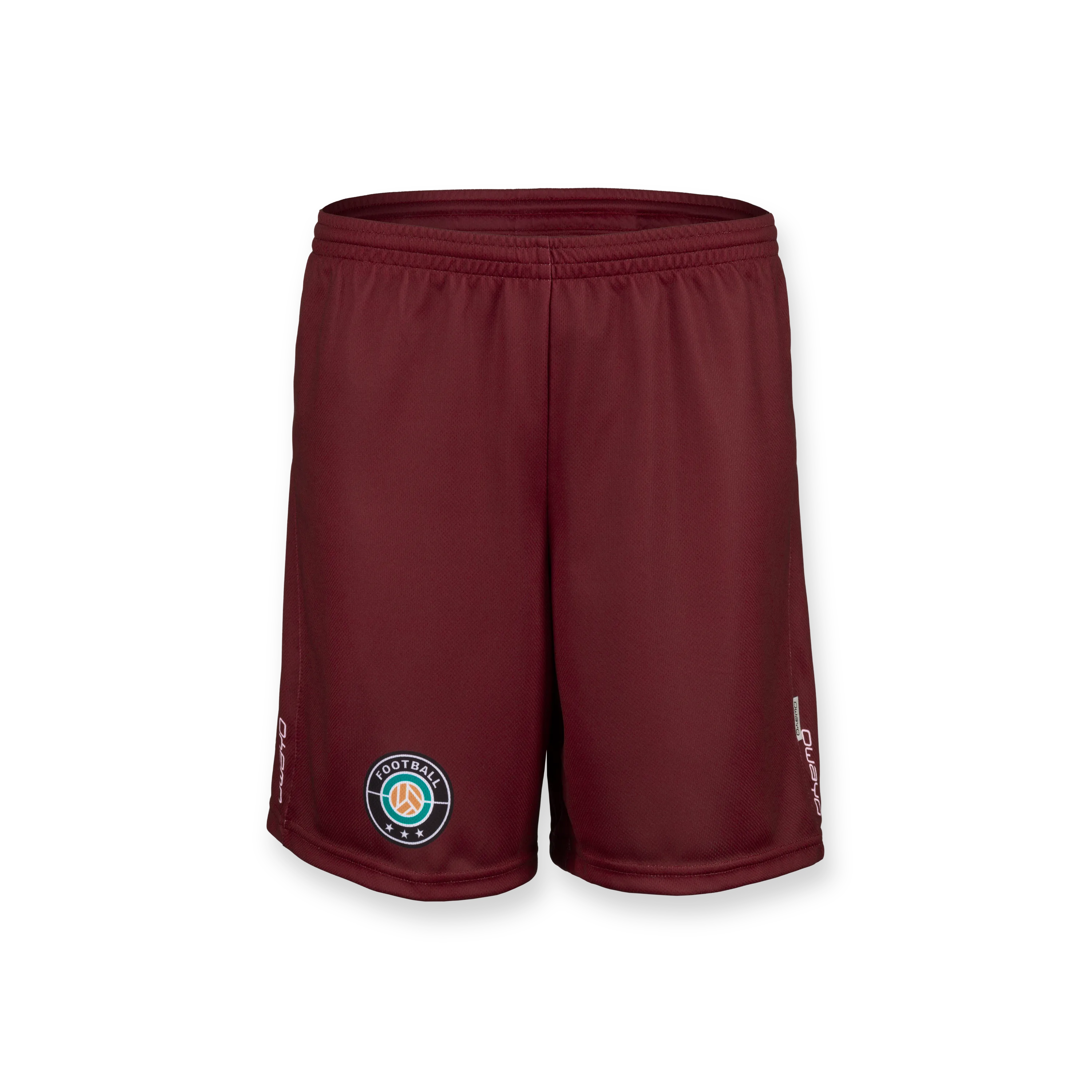 Kurze, burgunderfarbene Sportshorts mit einem Fußball-Logo auf dem linken Bein.