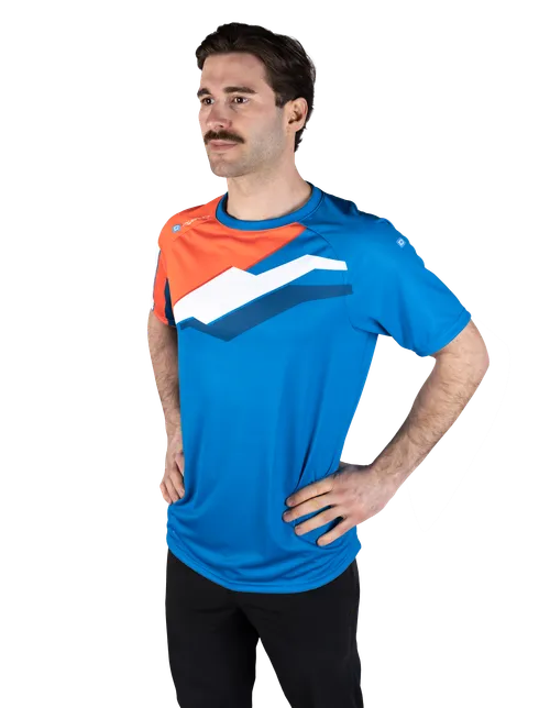 Das Model ist 182 cm groß und trägt Größe 6