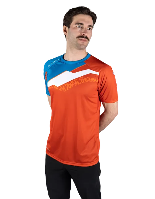 Das Model ist 182 cm groß und trägt Größe 6