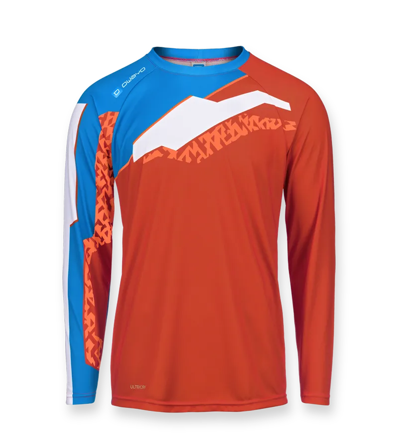 Ein orangefarbenes, langärmeliges Mountainbike-Trikot mit blauen und weißen Akzenten und einem geometrischen Muster auf der Brust und den Ärmeln.