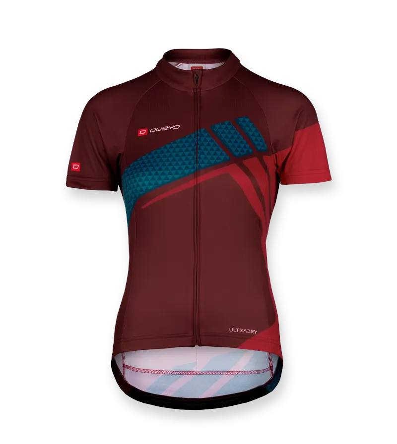 Eine rote Damen-Fahrradtrikot mit blauen und roten geometrischen Mustern und einem Reißverschluss vorne.