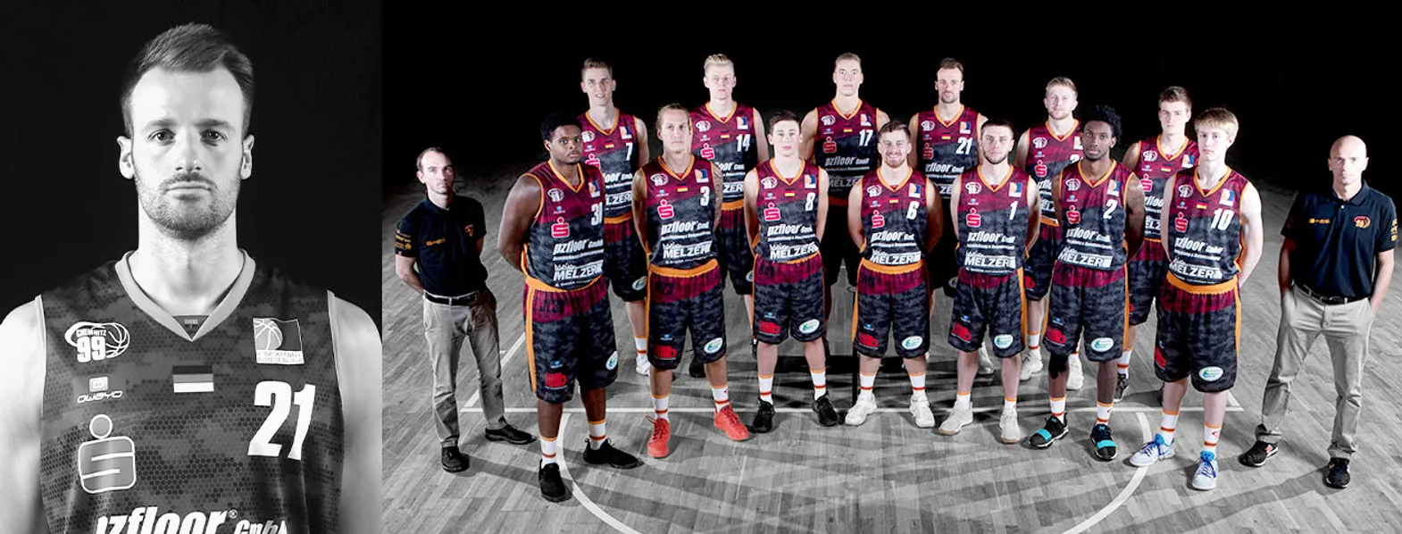 Ein Basketballteam in dunklen Trikots mit orangefarbenen und roten Akzenten posiert auf einem Basketballplatz, während ein Mann im Vordergrund in einem Trikot mit der Nummer 21 zu sehen ist.