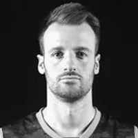 Ein Mann in einem dunklen, sportlichen Oberteil mit V-Ausschnitt, das eine personalisierte Sportbekleidung darstellt.