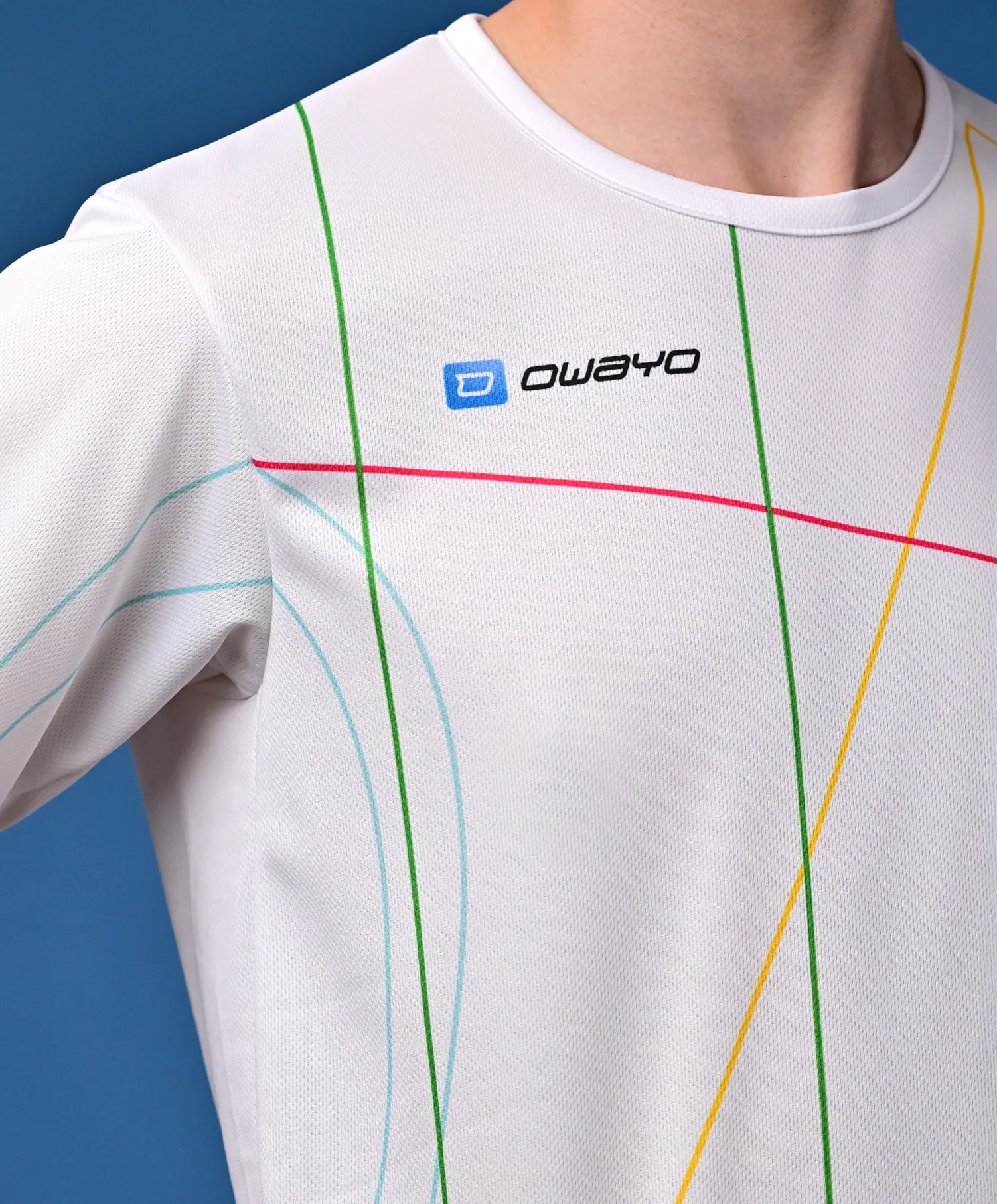 Ein sportliches, weißes T-Shirt mit bunten, diagonalen Linien in Grün, Blau, Pink und Gelb, das an einem neutralen Hintergrund präsentiert wird.