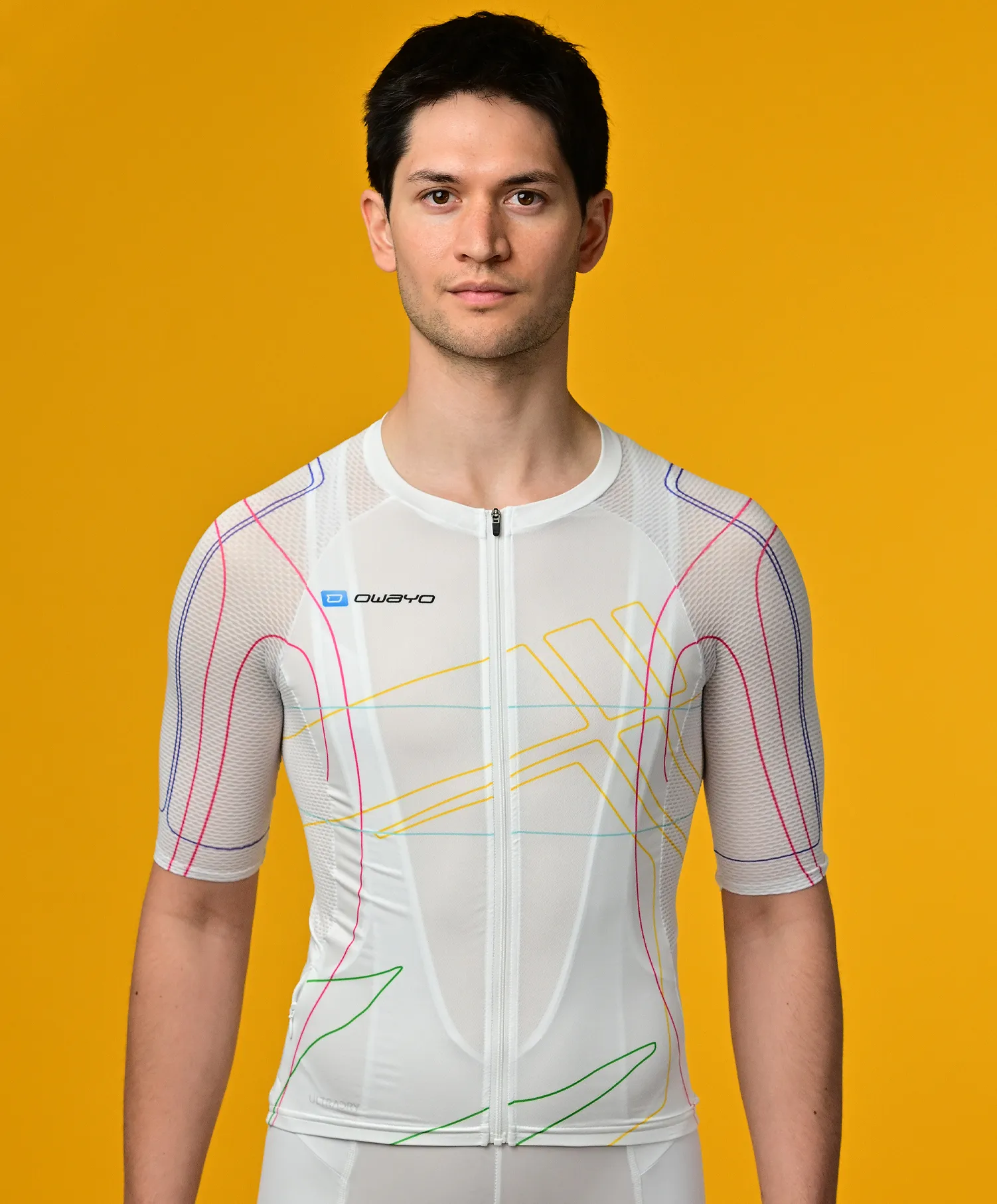 Ein Mann trägt ein weißes, kurzärmeliges, mit bunten Linien gestaltetes Sporttrikot von owayo vor einem gelben Hintergrund.