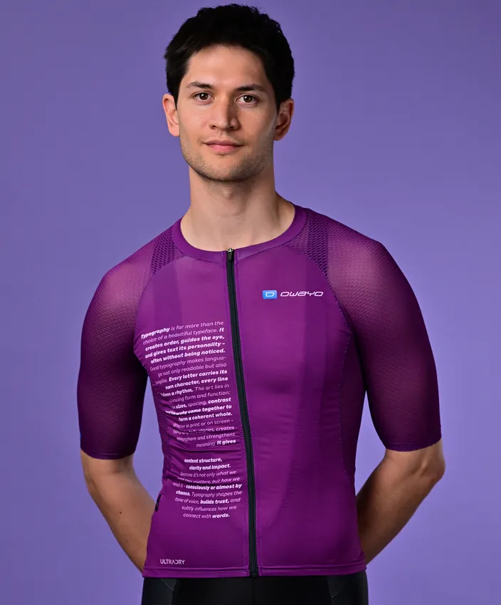 Ein Mann in einem lila, ärmellosen Sporttrikot von owayo mit einem Text auf der Brust und dem owayo-Logo auf der rechten Brustseite.