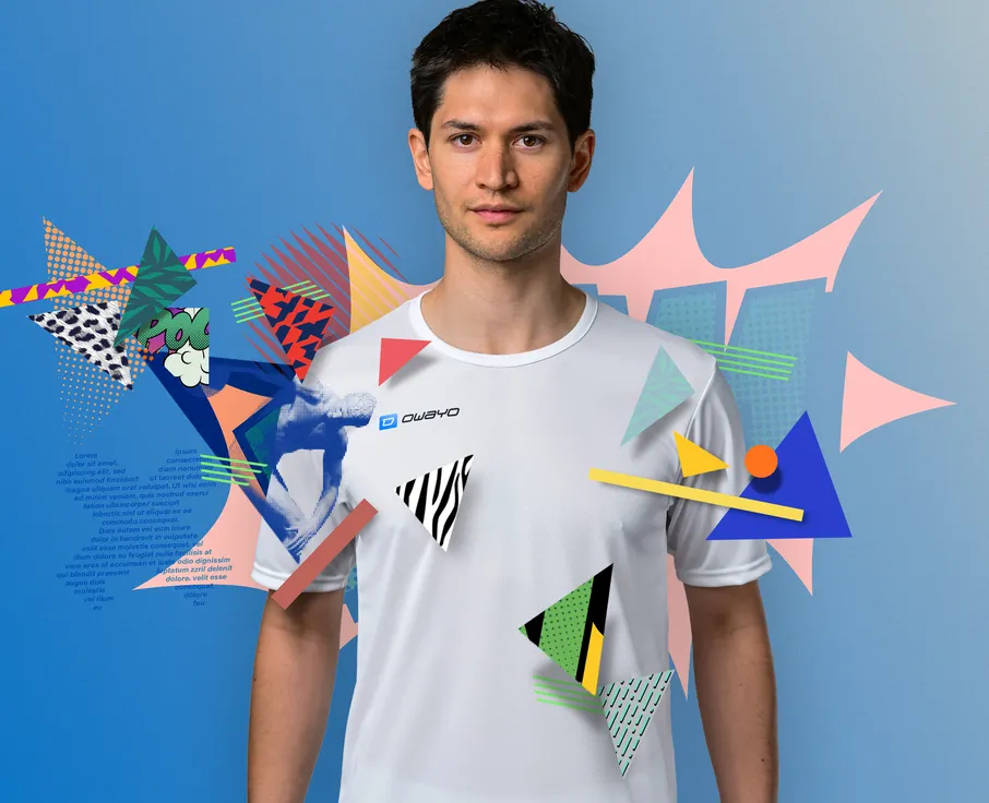 Ein Mann trägt ein weißes Sportshirt und steht vor einem bunten, grafischen Hintergrund.