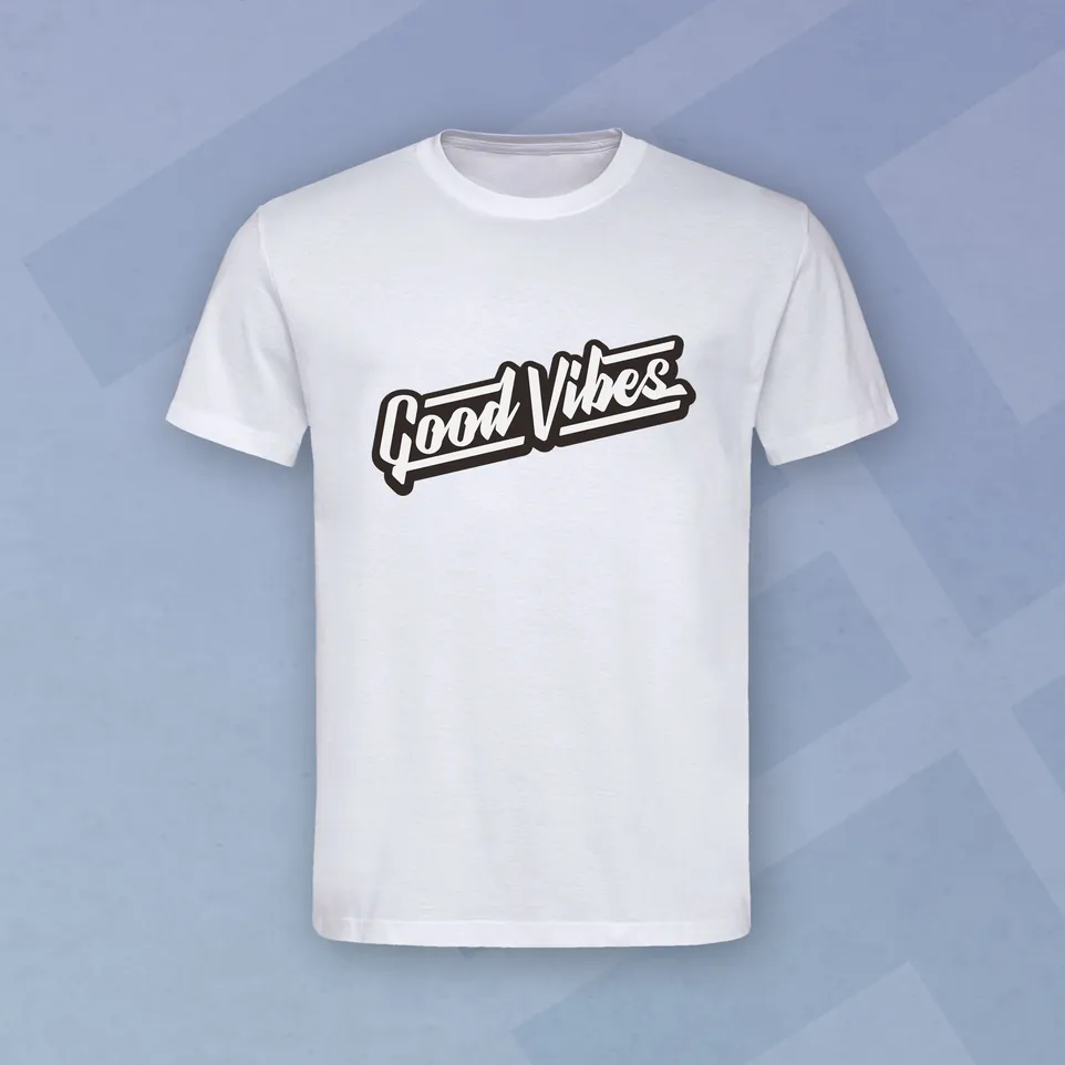 Ein weißes T-Shirt mit dem Aufdruck 'Good Vibes' in einer stilisierten Schrift.